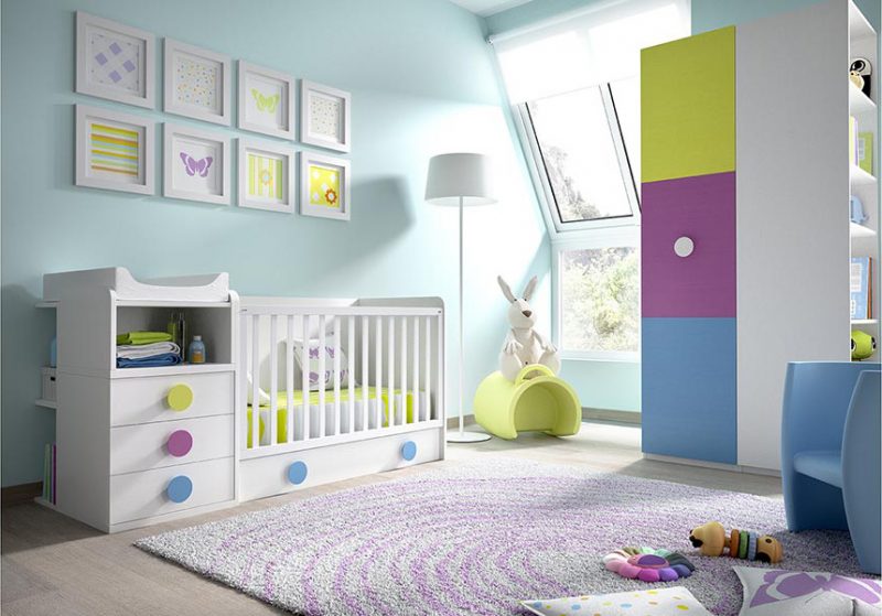 Dormitorio infantil con cuna convertible