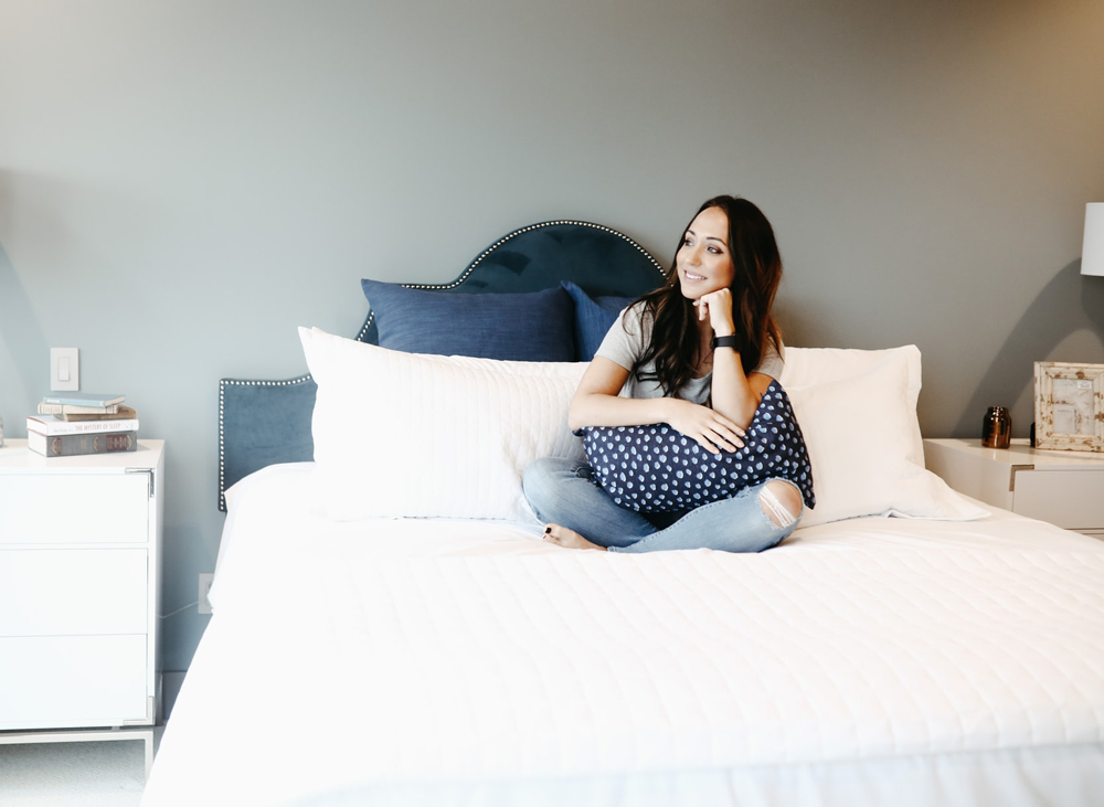 Imagen de mujer sonriendo en la cama